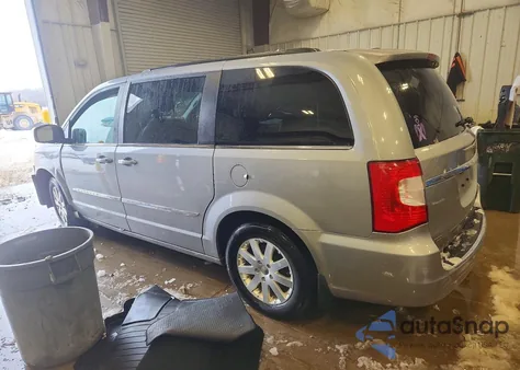 2015 Chrysler Town & Country Touring z USA, uszkodzony, nr VIN 2C4RC1BG1FR636939